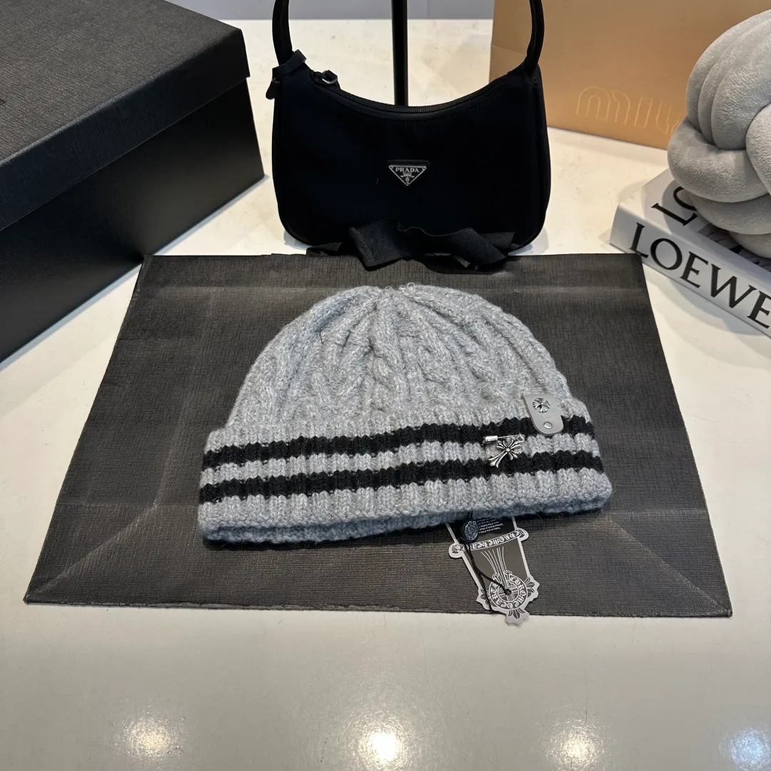 P56 Crow Heart Autumn and Winter Wool Knitted Beanie This must be a favorite of minimalism. It is clean, neat, fashionable and versatile, and will definitely not be picky about your face shape! A fashionable classic that lasts forever! Fashionable black and white can be purchased together!